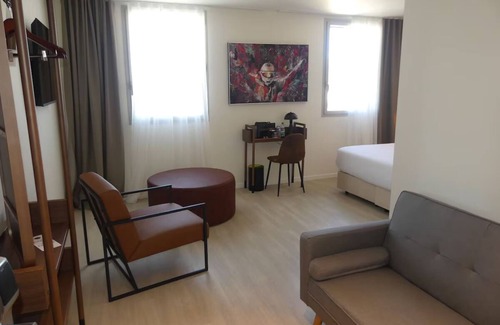 Signes Hotel | Modern Getaway w/Pool Access - Comfort & Convenience Near Local Attractions