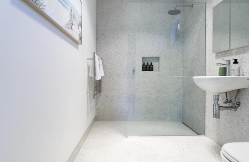 South Launceston House | Modern Getaway with Balcony & Secure Parking