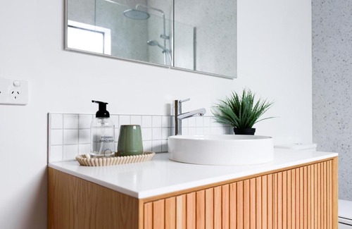 South Launceston House | Modern Getaway with Balcony & Secure Parking