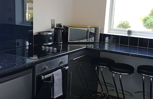 Boldon Colliery Apartment | Modern Ground Floor Flat, Surrounding Garden, 3 Mins Walk to T & W Metro Station