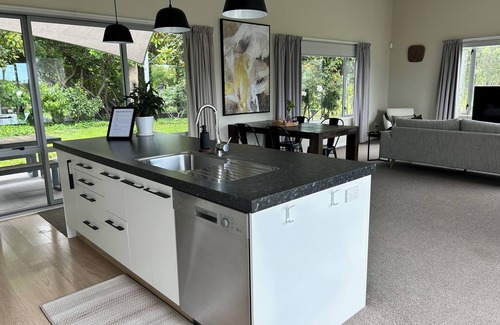 Meeanee House | Modern Hideaway - home away from home