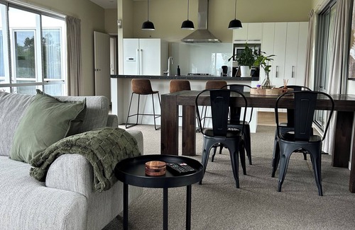 Meeanee House | Modern Hideaway - home away from home