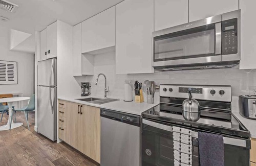 Evans Churchill Apartment | Modern Highrise STU w/Sky Pool, Parking, Gym 10