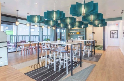 Evans Churchill Apartment | Modern Highrise STU w/Sky Pool, Parking, Gym 10