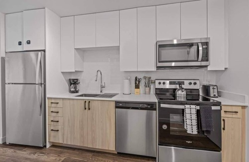Garfield Apartment | Modern Highrise STU w/Sky Pool, Parking, Gym 09