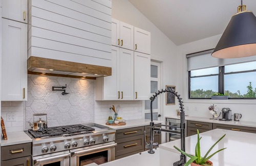Travis Settlement House | Modern Hill Country Ranch on Acreage. Sleeps 10+ Pets welcome