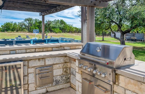 Travis Settlement House | Modern Hill Country Ranch on Acreage. Sleeps 10+ Pets welcome