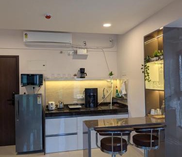 Pashan Apartment | Modern Hill-View Studio - Work-Friendly - Pashan