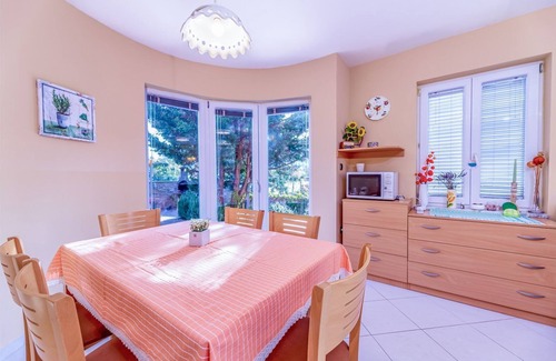 Baska Apartment | Modern holiday flat with garden, deckchair, WiFi, air conditioning