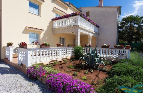 Malinska-Dubasnica House | Modern Holiday Home in Kremenici with Terrace