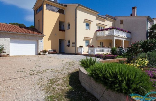 Malinska-Dubasnica House | Modern Holiday Home in Kremenici with Terrace