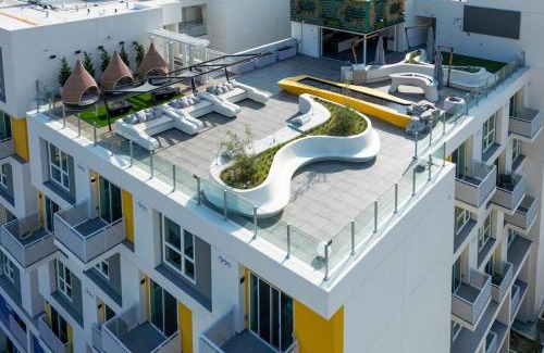 Hollywood Apartment | Modern Hollywood Walk of Fame Apts- Free Parking, 360 Rooftop, Pool, Gym- Centrally located