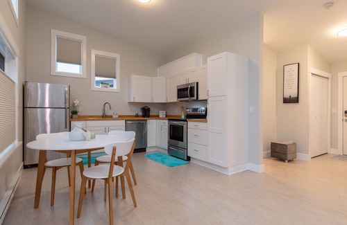 Regional District of Nanaimo Cottage | Modern Home Close to Beach