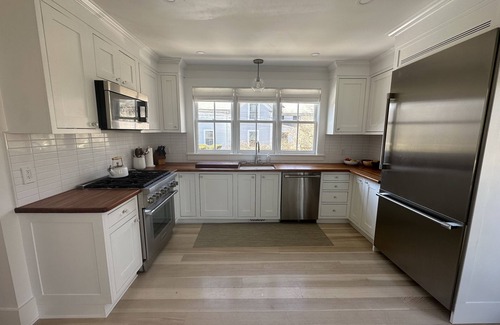 Vineyard Haven House | Modern Home close to Steamship and Downtown Vineyard Haven!