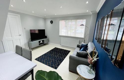 Birmingham Apartment | Modern Home, Close to the City Centre with Parking