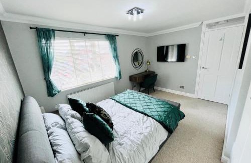 Birmingham Apartment | Modern Home, Close to the City Centre with Parking