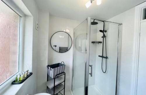 Birmingham Apartment | Modern Home, Close to the City Centre with Parking