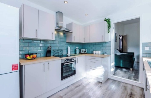 Crewe House | Modern home, ideal for business & groups, sleeps 7