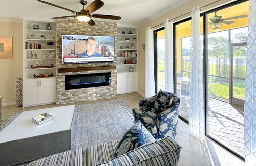 Gateway House | Modern home, mint condition. all furniture is 1 year new.