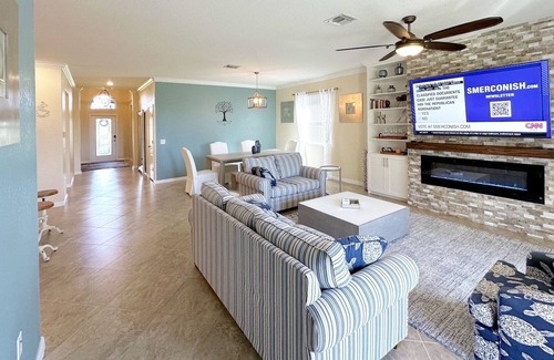 Gateway House | Modern home, mint condition. all furniture is 1 year new.