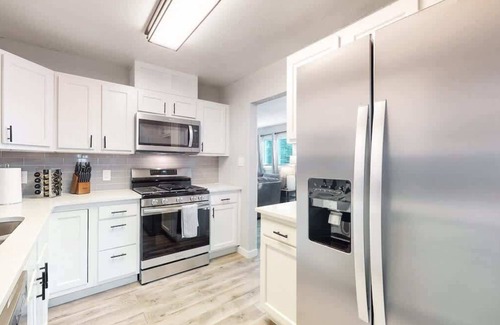 Jewell Heights - Hoffman Heights House | Modern Home with Three King Beds Near VA & Anschutz