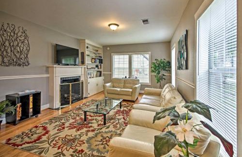 Riverside Terrace House | Modern Home with Yard Less Than 3 Miles to Houston Zoo!