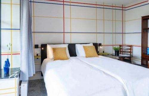 Centrum Apartment | Modern Hotel Central Tilburg, Balcony & Kitchen