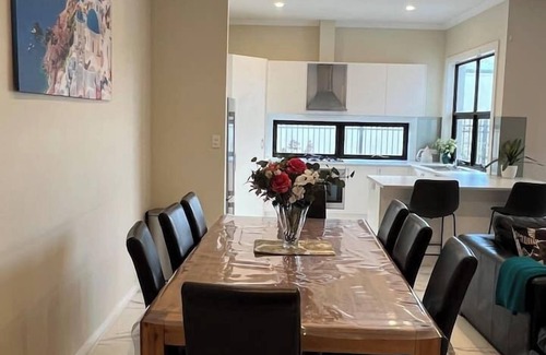 Seaton House | Modern house between Airport and Sea