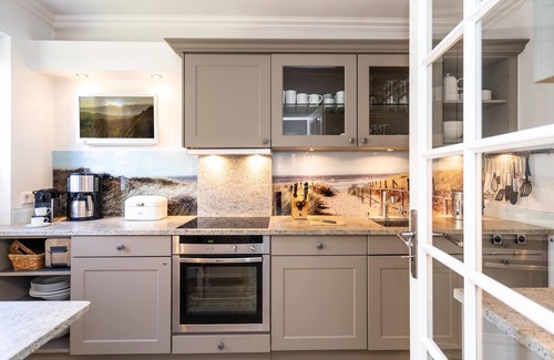 Tinnum House | Modern house for 6 pers. with terrace, parking space, WLAN, pets allowed.