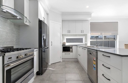 Banksia Beach House | MODERN HOUSE OVER LOOKING THE GOLF COURSE
