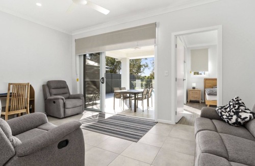 Banksia Beach House | MODERN HOUSE OVER LOOKING THE GOLF COURSE