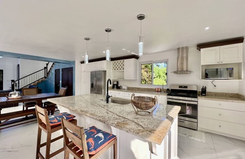 Roatan Apartment | Modern house W/3 BR, ocean view pool, fam getaway!