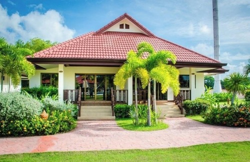 Rayong Cabin | Modern house with pool near beach and Ban Phe