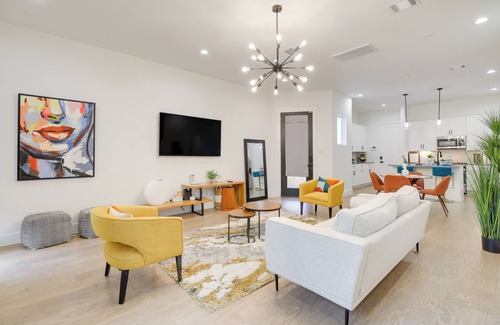 Northside House | Modern Houston Home w/Yard, 3 Mi to Toyota Center