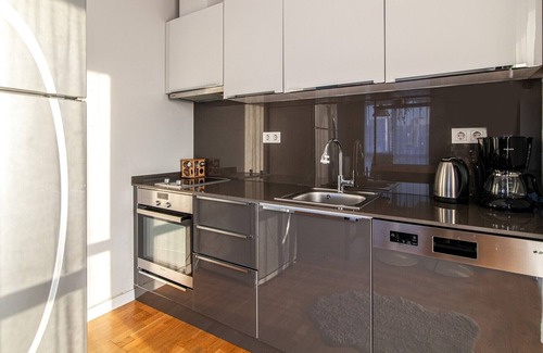 Kagithane Apartment | Modern Istanbul Flat, 10 Min to Airport Metro