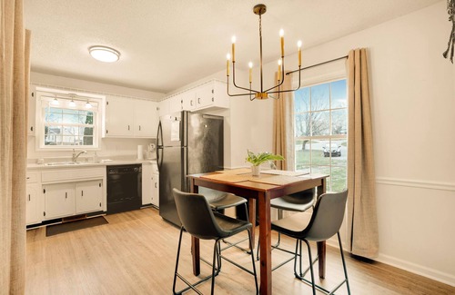 Clarksville House | Modern King Bed Haven: Perfect for Short and Long-Term Stay