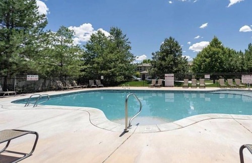 Meridian House | Modern, king beds, pools, parks, pet OK, 5 mins toYMCA ,Store and top golf