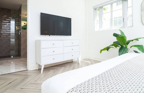 Flamingo/Lummus House | Modern King Studio, Steps away from the Beach