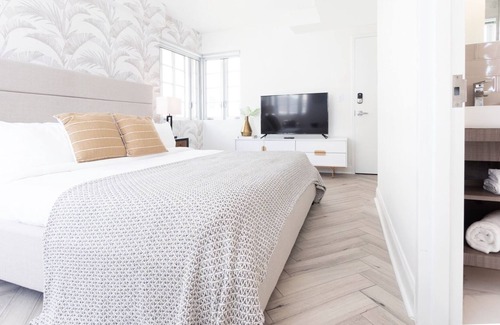 Flamingo/Lummus House | Modern King Studio, Steps away from the Beach