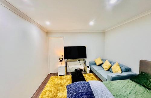 Brabham House | Modern King Suite on Swan Valley Doorstep