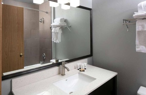 Sequim Hotel | Modern King Unit Ideal for Work Related Travel! Parking, Wi-Fi,Breakfast
