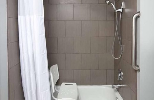 Sequim Hotel | Modern King Unit Ideal for Work Related Travel! Parking, Wi-Fi,Breakfast