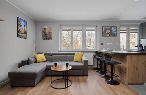 Srodmiescie Apartment | Modern Kotsisa Apartment by Renters
