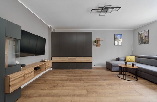 Srodmiescie Apartment | Modern Kotsisa Apartment by Renters