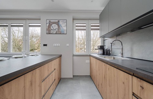 Srodmiescie Apartment | Modern Kotsisa Apartment by Renters