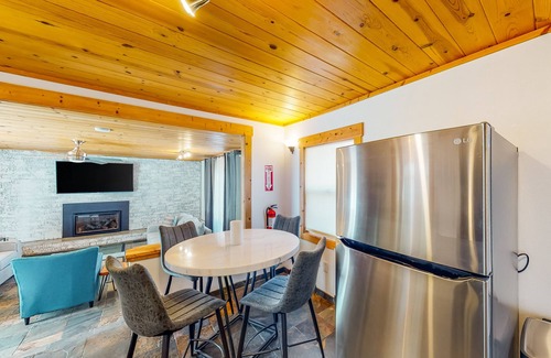 Kings Beach Ski Chalet | Modern lake-view hotel - all eight rooms - dog-friendly - near beach & golf