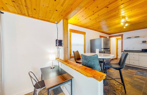 Kings Beach Ski Chalet | Modern lake-view hotel - all eight rooms - dog-friendly - near beach & golf