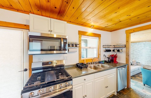 Kings Beach Ski Chalet | Modern lake-view hotel - all eight rooms - dog-friendly - near beach & golf