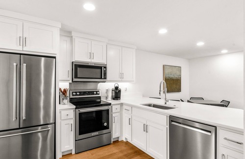 Malakoff House | Modern lake view townhome with W/D, dog friendly