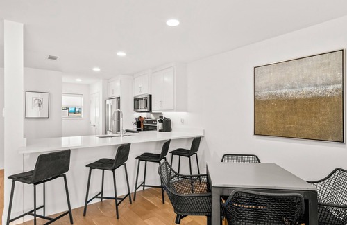 Malakoff House | Modern lake view townhome with W/D, dog friendly